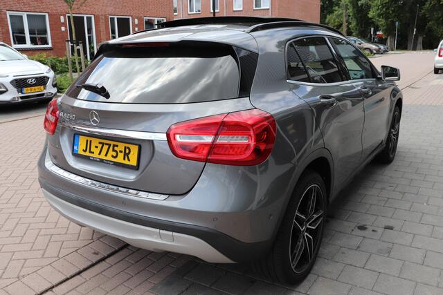 Mercedes-Benz GLA-KLASSE 250 Ambition. Panoramadak, Wegklapbare trekhaak. 19"lm velgen.