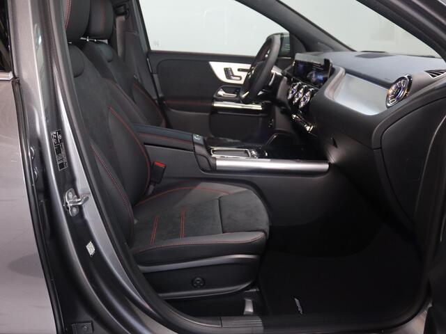 Mercedes-Benz GLA-KLASSE 180 Business Solution AMG | Panoramadak | Trekhaak | Memory stoelen | Head-up display | Sfeerverlichting | 360 camera |