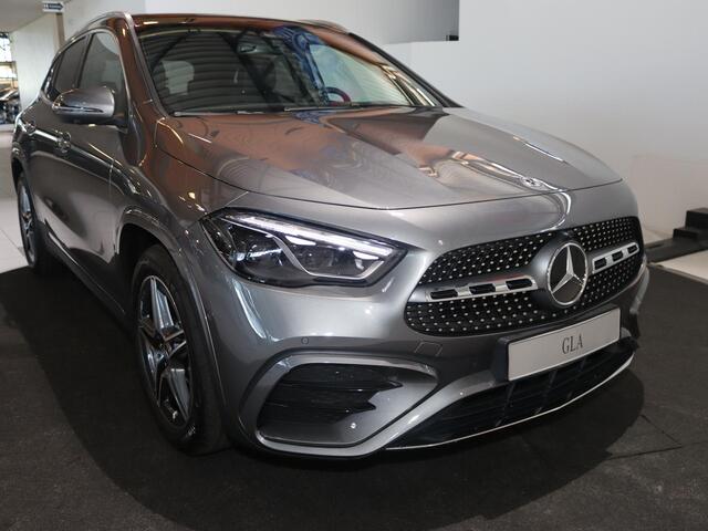 Mercedes-Benz GLA-KLASSE 180 Business Solution AMG | Panoramadak | Trekhaak | Memory stoelen | Head-up display | Sfeerverlichting | 360 camera |