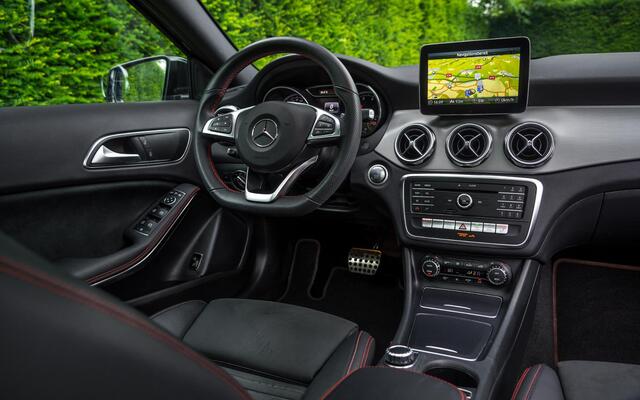 Mercedes-Benz GLA-KLASSE 180 AMG Night Upgrade | Panorama | Night | 19" | LED | Camera | Comfort Sleutel