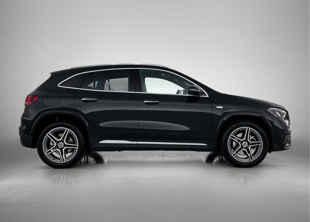 Mercedes-Benz GLA-KLASSE 250 e Business Solution AMG | Trekhaak | Parkeerpakket met achteruitrijcamera | Keyless-Go comfortpakket | EASY PACK achterklep | Stoelverwarming voor | USB-pakket plus | Dodehoekassistent | Sfeerverlichting |