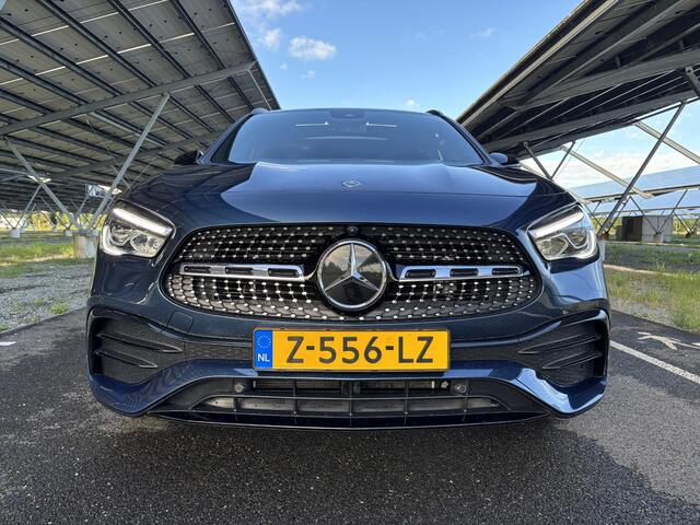 Mercedes-Benz GLA-KLASSE 250 e AMG Line | Night | Panoramadak | Sfeerverlichting | Parkeercamera | Apple carplay |