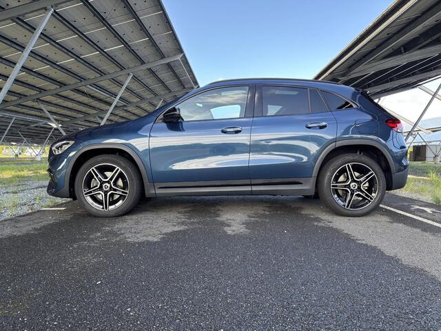 Mercedes-Benz GLA-KLASSE 250 e AMG Line | Night | Panoramadak | Sfeerverlichting | Parkeercamera | Apple carplay |