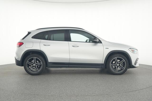 Mercedes-Benz GLA-KLASSE 250 e AMG Nightpakket Plug-In Hybride | Distronic | Keyless Go | Sfeerverlichting | Sound System | Parkeerpakket met Camera | Inclusief 24 maanden Mercedes-Benz Certified garantie voor Europa.
