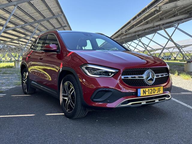 Mercedes-Benz GLA-KLASSE 180 Business Solution Luxury | Panoramadak | Memory stoelen | Multibeam LED | Keyless | Sfeerverlichting |