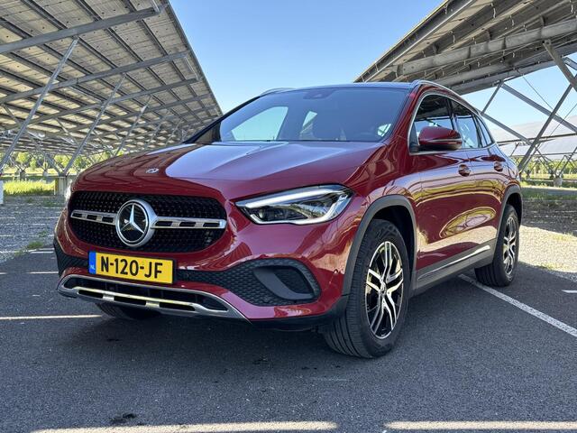 Mercedes-Benz GLA-KLASSE 180 Business Solution Luxury | Panoramadak | Memory stoelen | Multibeam LED | Keyless | Sfeerverlichting |