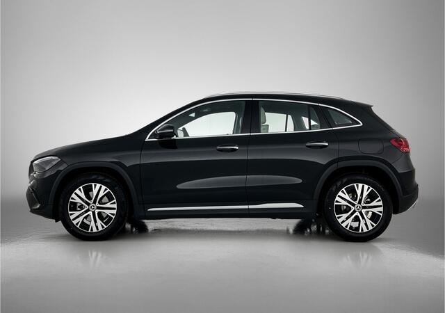 Mercedes-Benz GLA-KLASSE 180 Business Solution Luxury | Trekhaak | Parkeerpakket met achteruitrijcamera | Keyless-Go comfortpakket | GUARD 360 ° Vehicle protection Plus | EASY PACK achterklep | USB-pakket plus |