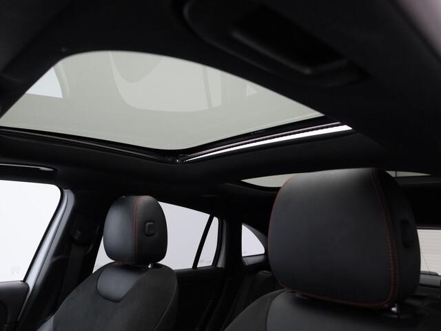 Mercedes-Benz GLA-KLASSE 250 e AMG Line | PANO | 360° | SFEERVERLICHTING | STOELVERWARMING