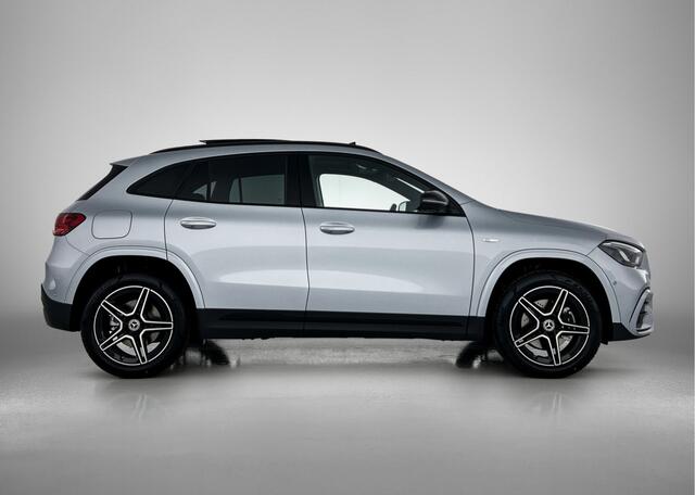 Mercedes-Benz GLA-KLASSE 250 e Business Solution AMG | Nightpakket | Premium Plus pakket | Parkeerpakket met 360°-camera | Head-up display | Dodehoekassistent | KEYLESS GO-comfortpakket | EASY PACK achterklep | Spiegelpakket |