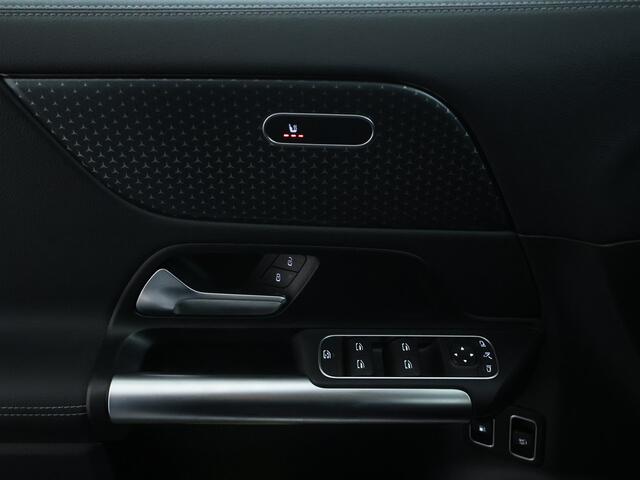 Mercedes-Benz GLA-KLASSE 250 e Face Lift Plug-In Hybride | Trekhaak | AC Laden 11 kW | Stuurverwarming | Stoelverwarming | Achteruitrijcamera | Inclusief 24 maanden MB Certified garantie voor Europa.
