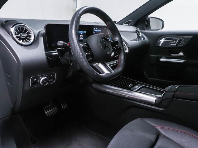 Mercedes-Benz GLA-KLASSE 250 e AMG Face Lift Plug-In Hybride Edition AMG Line | Night Pakket | Panorama Schuif-Kanteldak | Burmester® | Memory Voorstoelen | 360° camera | Distronic. Inclusief 24 maanden MB Certified garantie voor Europa.