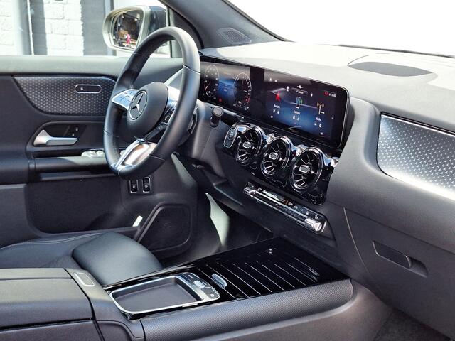 Mercedes-Benz GLA-KLASSE 250 e Star Edition | Trekhaak | Widescreen | Achteruitrijcamera | Smartphone integratie | Dodehoekassistentie | Elektrische achterklep