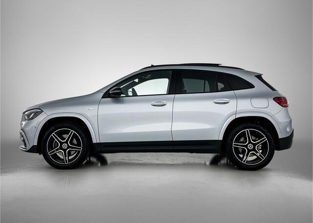 Mercedes-Benz GLA-KLASSE 250 e Business Solution AMG | Nightpakket | Trekhaak | Smartphone integratie | Multibeam LED | Panoramaschuifdak | Parkeerpakket met achteruitrijcamera | Stoelverwarming voor