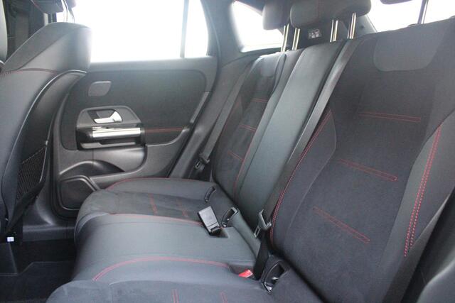Mercedes-Benz GLA-KLASSE 250 e AMG LINE "NIEUW MODEL!" | PANORAMISCH SCHUIF/KANTEL DAK | ELEKTRISCH BEDIENBARE VOORSTOELEN MET GEHEUGENFUNCTIE EN "ZITKINEMATICA" | DRAADLOZE APPLE CARPLAY/ANDROID AUTO | NIGHT PAKKET: DAKRELING ZWART, ZIJRUITEN EN ACHTERRUITEN ZWART, LICHTMETALEN 