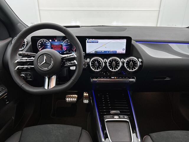 Mercedes-Benz GLA-KLASSE 180 Business Solution AMG | Premium Plus pakket | Trekhaak | Smartphone integratie | Multibeam LED | 360° camera | Head-up display | Panoramaschuifdak |
