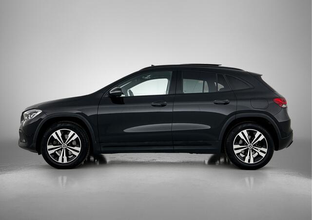 Mercedes-Benz GLA-KLASSE 200 Luxury line | Night pakket | Trekhaak afn. kogel | Panorama schuifdak | Parkeer pakket | Stoelverwarming | Inclusief 24 maanden MB Certified garantie voor Europa.