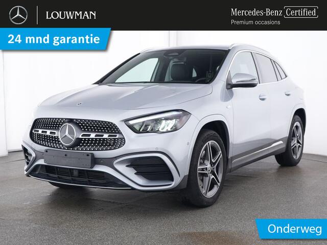 Mercedes-Benz GLA-KLASSE 250 e AMG Plug-In Hybride AMG Line | Head-up-Display | Distronic | 11Kw Laden | Stuur en Stoelverwarming | Sfeerverlichting. Inclusief 48 maanden Mercedes-Benz Certified garantie voor Europa.