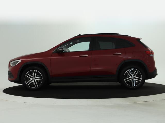 Mercedes-Benz GLA-KLASSE 250 e Plug-In Hybride | Panoramadak | Night Pakket | Trekhaak | 360° camera | Sfeerverlichting | Inclusief 24 maanden MB Certified garantie voor Europa.