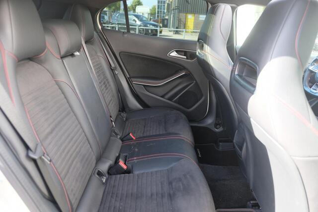 Mercedes-Benz GLA-KLASSE 180 122pk 7G-DCT Business Solution AMG | AMG Styling | Navi | Cruise | Panoramdak | Stoelverwarming | PDC