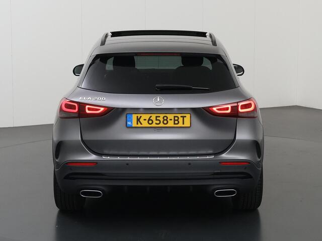 Mercedes-Benz GLA-KLASSE 200 AMG Line | Panoramadak | Stoelverwarming | Achteruitrijcamera | High Peformance koplampen |