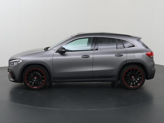 Mercedes-Benz GLA-KLASSE 200 AMG Line | Panoramadak | Stoelverwarming | Achteruitrijcamera | High Peformance koplampen |