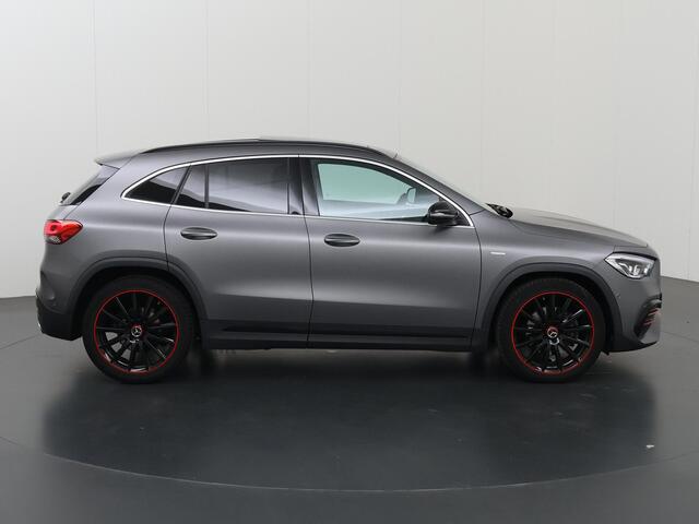 Mercedes-Benz GLA-KLASSE 200 AMG Line | Panoramadak | Stoelverwarming | Achteruitrijcamera | High Peformance koplampen |