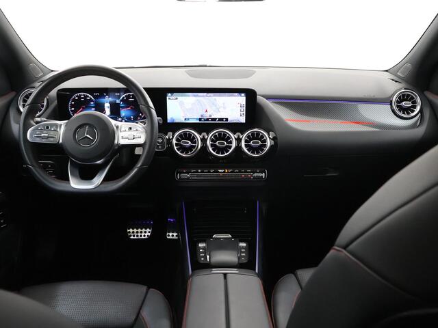 Mercedes-Benz GLA-KLASSE 200 AMG Line | Panoramadak | Stoelverwarming | Achteruitrijcamera | High Peformance koplampen |