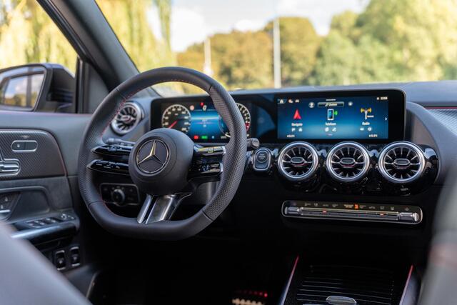 Mercedes-Benz GLA-KLASSE 250e Business Solution AMG | Panoramaschuifdak | Premium Plus | 360°-camera | Augmented Reality Navigation | Stoelverwarming | Head-up display | Dodehoekassistent |