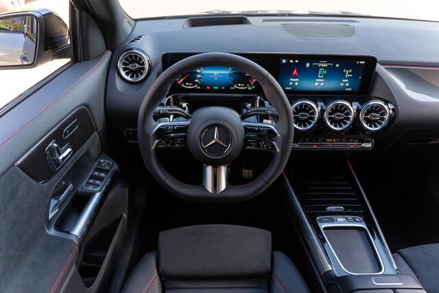 Mercedes-Benz GLA-KLASSE 250e Business Solution AMG | Panoramaschuifdak | Premium Plus | 360°-camera | Augmented Reality Navigation | Stoelverwarming | Head-up display | Dodehoekassistent |