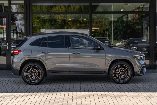 Mercedes-Benz GLA-KLASSE 250e Business Solution AMG | Panoramaschuifdak | Premium Plus | 360°-camera | Augmented Reality Navigation | Stoelverwarming | Head-up display | Dodehoekassistent |
