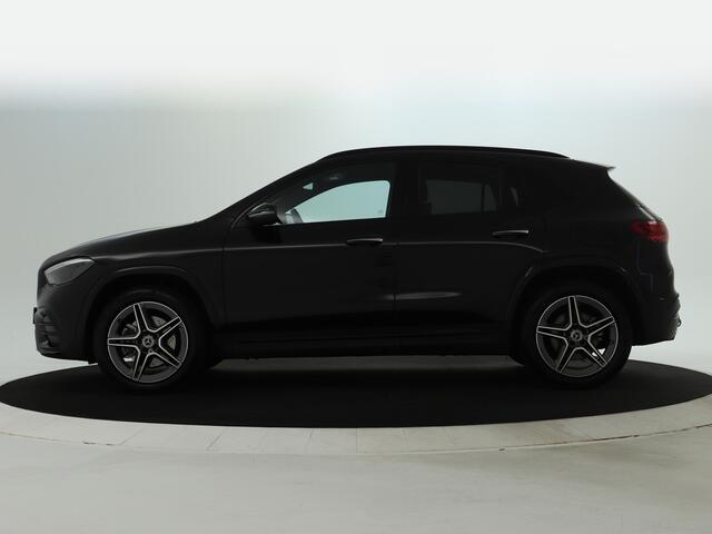 Mercedes-Benz GLA-KLASSE 250 e AMG Plug-In Hybride AMG Line | Night Pakket | Trekhaak | Dodehoek Assist | Sfeerverlichting. Inclusief 24 maanden MB Certified garantie voor Europa.