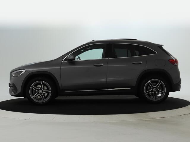 Mercedes-Benz GLA-KLASSE 250 e AMG Plug-In Hybride AMG Line | Night Pakket | Panorama Schuif-Kanteldak | Trekhaak | Sfeerverlichting. Inclusief 24 maanden MB Certified garantie voor Europa.