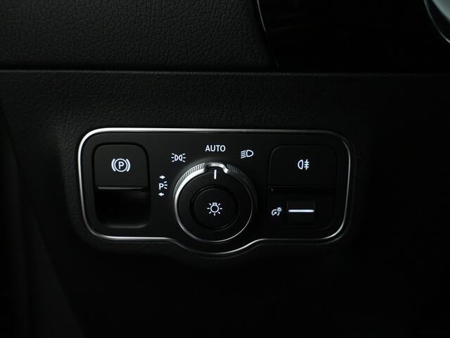 Mercedes-Benz GLA-KLASSE 250 e AMG Plug-In Hybride AMG Line | Night Pakket | Panorama Schuif-Kanteldak | Trekhaak | Sfeerverlichting. Inclusief 24 maanden MB Certified garantie voor Europa.