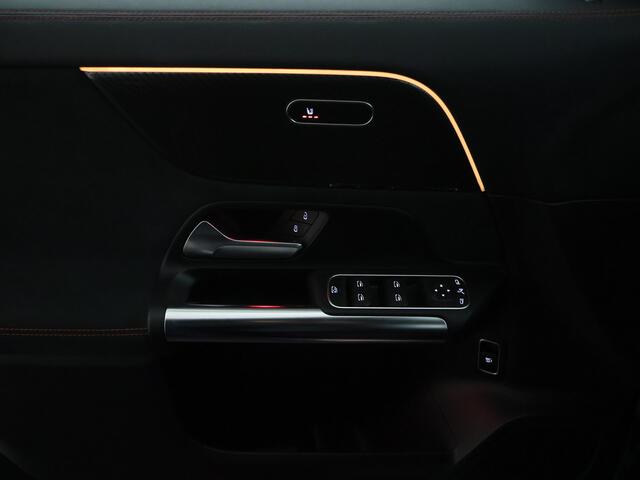Mercedes-Benz GLA-KLASSE 200 Business Solution AMG | Achteruitrijcamera | Nightpakket | Sfeerverlichting | Apple Carplay | Inclusief 24 maanden MB Certified garantie voor Europa.