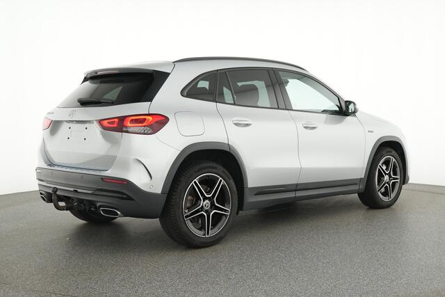 Mercedes-Benz GLA-KLASSE 250 e AMG Plug-In Hybride AMG Line | NIght Pakket | Distronic | Keyless-Go | Ledkoplampen | Easy Pack Achterklep, Inclusief 24 maanden Mercedes-Benz Certified garantie voor Europa.
