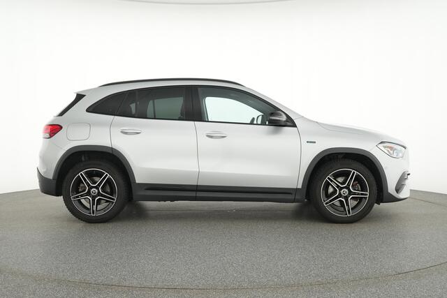 Mercedes-Benz GLA-KLASSE 250 e AMG Plug-In Hybride AMG Line | NIght Pakket | Distronic | Keyless-Go | Ledkoplampen | Easy Pack Achterklep, Inclusief 24 maanden Mercedes-Benz Certified garantie voor Europa.