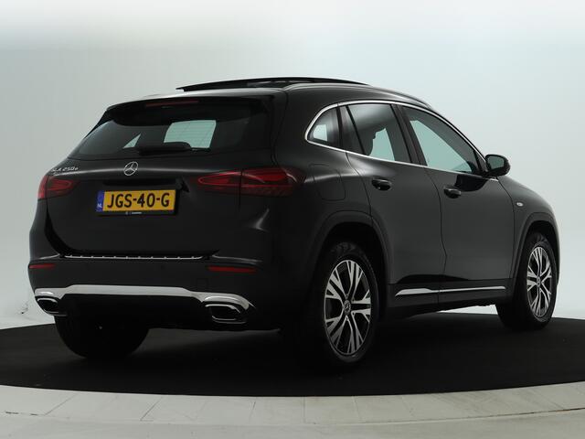 Mercedes-Benz GLA-KLASSE 250 e Plug-In Hybride | Panoramadak | Distronic | Sound system | Parkeerpakket met achteruitrijcamera | Stuur en Stoelverwarming. Inclusief 24 maanden MB Certified garantie voor Europa.