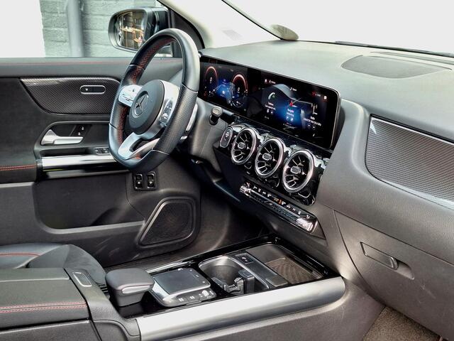 Mercedes-Benz GLA-KLASSE 250 e | AMG Line | Night pakket | Parkeersensoren rondom | Widescreen | Stoelverwarming voor | Easy Pack achterklep | LED verlichting