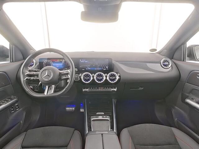 Mercedes-Benz GLA-KLASSE 250 e AMG Plug-In Hybride Trekhaak | AMG Line | Night Pakket | Dodehoek Assist | 11 kW Laden | Stuur en Stoelverwarming. Inclusief 24 maanden MB Certified garantie voor Europa.