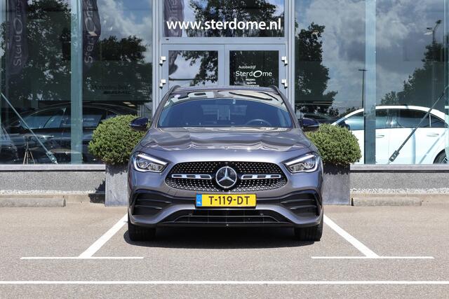Mercedes-Benz GLA-KLASSE 180 AMG Line l Automaat I Achteruitrij camera l Tempomaat l Stoelverwarming l Sfeerverlichting l MBUX l Widescreen l Keyless Go l Night pakket l Spiegel pakket l l Camera l Carbon inleg l Draadloos opladen telefoon l LED High Performance koplampen l THERM