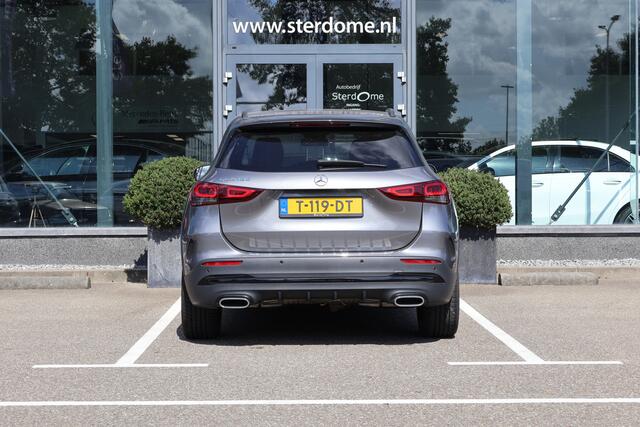 Mercedes-Benz GLA-KLASSE 180 AMG Line l Automaat I Achteruitrij camera l Tempomaat l Stoelverwarming l Sfeerverlichting l MBUX l Widescreen l Keyless Go l Night pakket l Spiegel pakket l l Camera l Carbon inleg l Draadloos opladen telefoon l LED High Performance koplampen l THERM