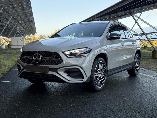 Mercedes-Benz GLA-KLASSE 250e Business Solution AMG | Night | AMG Line plus | Panoramaschuifdak | Head-Up | Trekhaak | 360 camera | Memory stoelen |