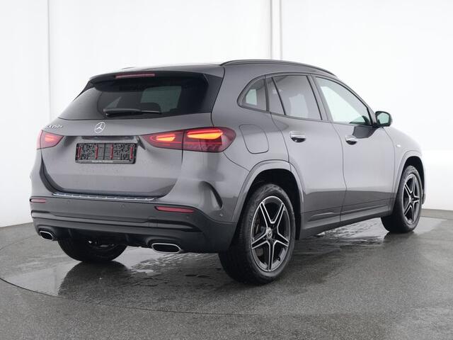 Mercedes-Benz GLA-KLASSE 250 e AMG Plug-In Hybride AMG Line Premium Plus | Night Pakket | Trekhaak | AC en DC Laden | Distronic | Stuur en Stoelverwarming. Inclusief 24 maanden MB Certified garantie voor Europa.