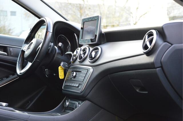 Mercedes-Benz GLA-KLASSE 180 Ambition CLIMA | CRUISE | PANORAMADAK | TREKHAAK | XENON | ENZ