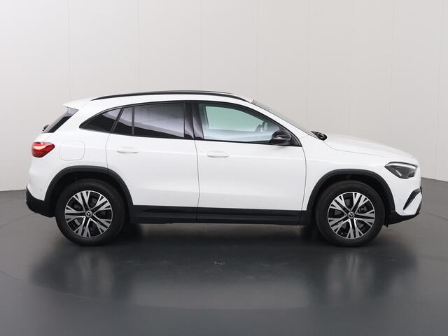 Mercedes-Benz GLA-KLASSE 250 e Luxury Line | Night pakket | Elektrisch wegklapbare trekhaak | Stoelverwarming | Winter pakket |