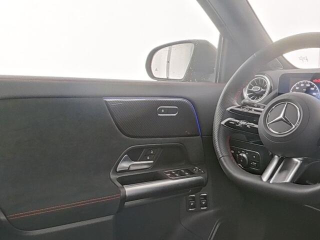 Mercedes-Benz GLA-KLASSE 250 e AMG Plug-In Hybride Trekhaak | AMG Line | Panorama Schuif-Kanteldak | Parkeerpakket met 360°-camera | Distronic | Stuur en Stoelverwarming. Inclusief 24 maanden MB Certified garantie voor Europa.