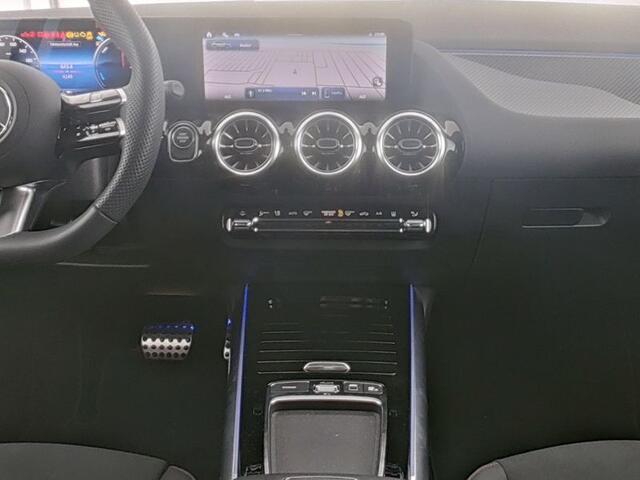 Mercedes-Benz GLA-KLASSE 250 e AMG Plug-In Hybride Trekhaak | AMG Line | Panorama Schuif-Kanteldak | Parkeerpakket met 360°-camera | Distronic | Stuur en Stoelverwarming. Inclusief 24 maanden MB Certified garantie voor Europa.