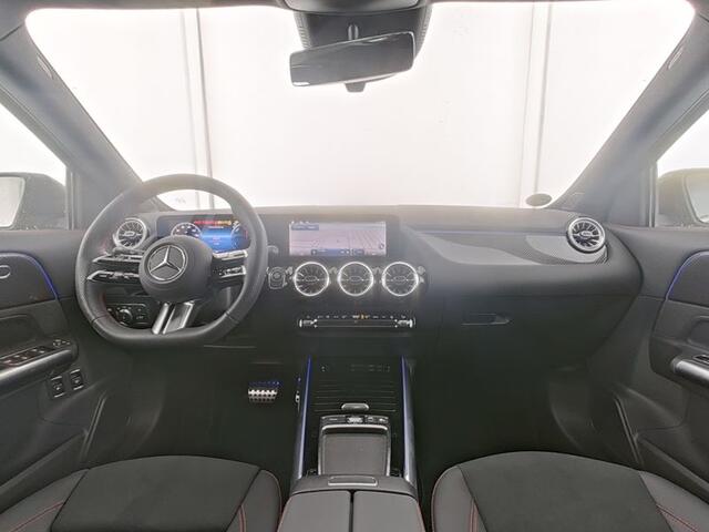 Mercedes-Benz GLA-KLASSE 250 e AMG Plug-In Hybride Trekhaak | AMG Line | Panorama Schuif-Kanteldak | Parkeerpakket met 360°-camera | Distronic | Stuur en Stoelverwarming. Inclusief 24 maanden MB Certified garantie voor Europa.