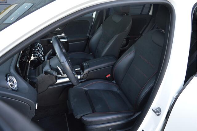 Mercedes-Benz GLA-KLASSE 180 Business Solution AMG | PANO | CAM | SFEERVERLICHTING | KEYLESS |