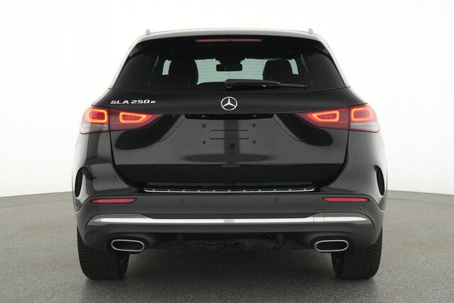 Mercedes-Benz GLA-KLASSE 250 e AMG Plug-In Hybride | Panoramadak | Trekhaak | Sfeerverlichting | Keyless Go | Parkeerpakket met Camera | Inclusief 24 maanden Mercedes-Benz Certified garantie voor Europa.